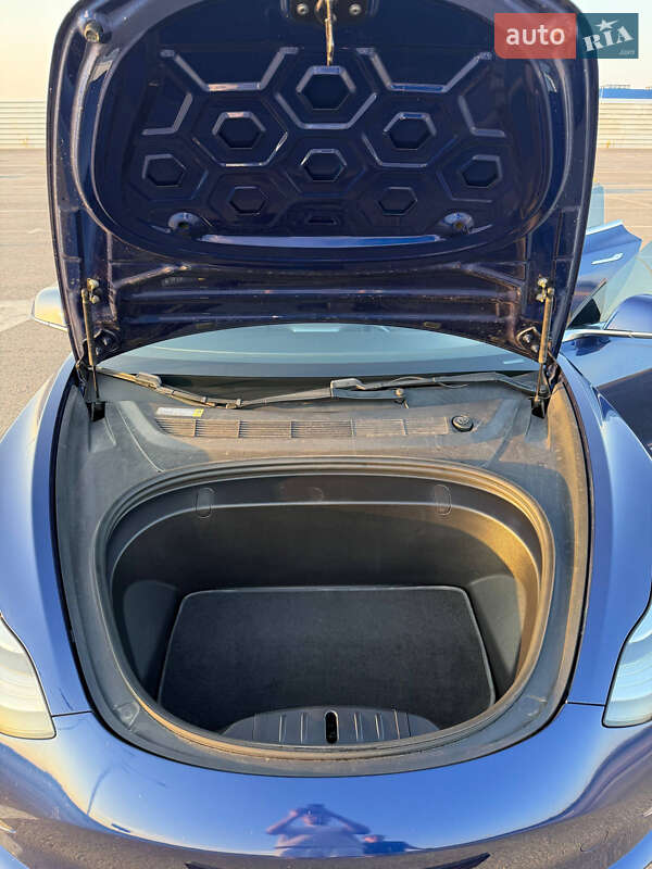 Седан Tesla Model 3 2018 в Львові