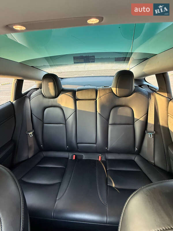 Седан Tesla Model 3 2018 в Львові