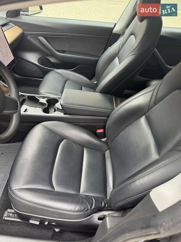 Седан Tesla Model 3 2020 в Ужгороде