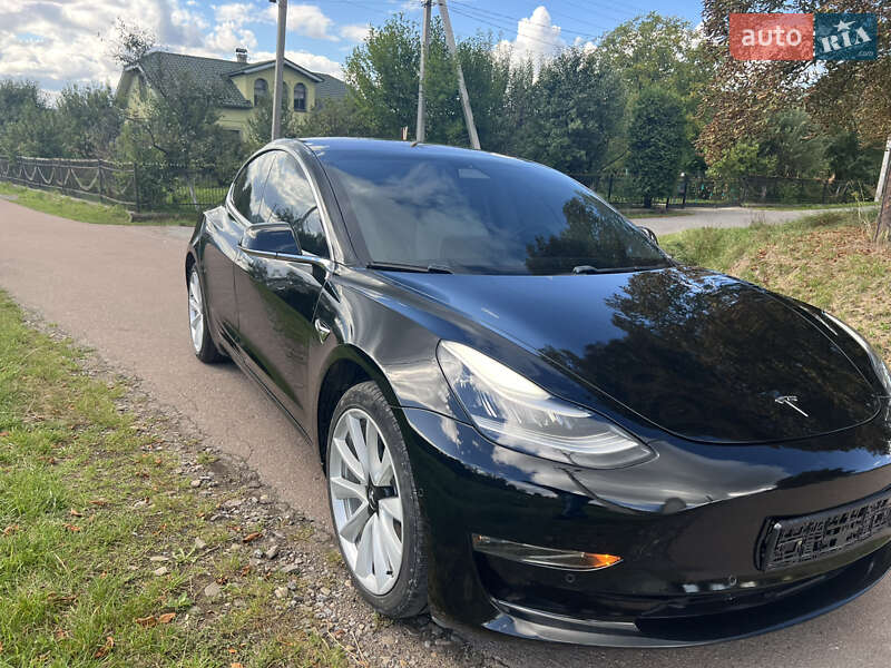 Седан Tesla Model 3 2018 в Долині