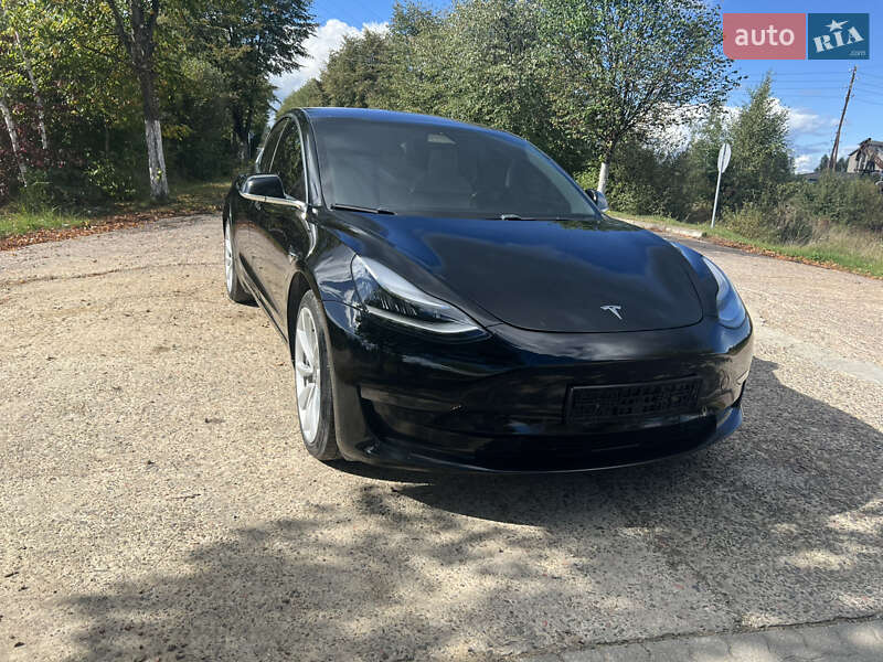 Седан Tesla Model 3 2018 в Долині