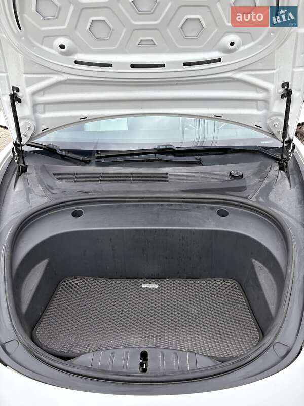 Седан Tesla Model 3 2021 в Львові