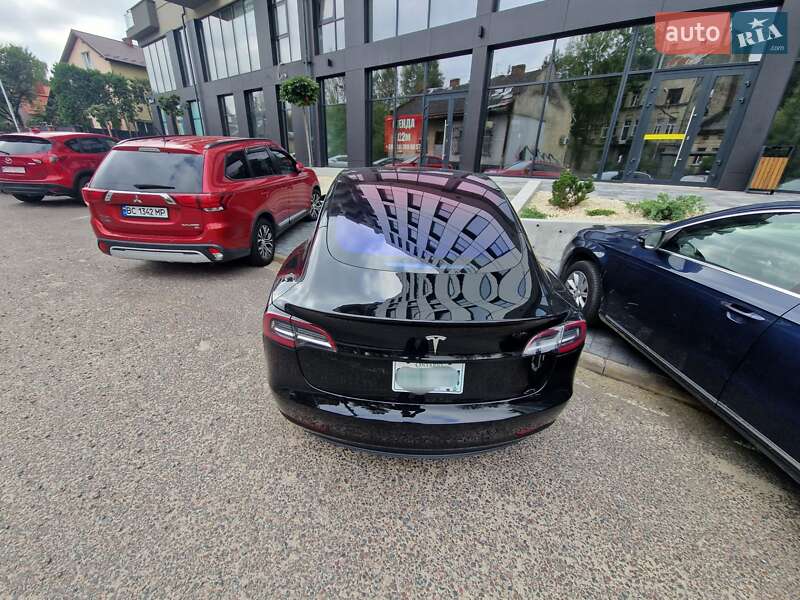 Седан Tesla Model 3 2018 в Львове