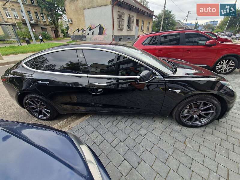 Седан Tesla Model 3 2018 в Львове