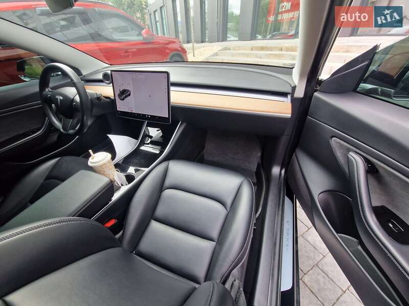Седан Tesla Model 3 2018 в Львове
