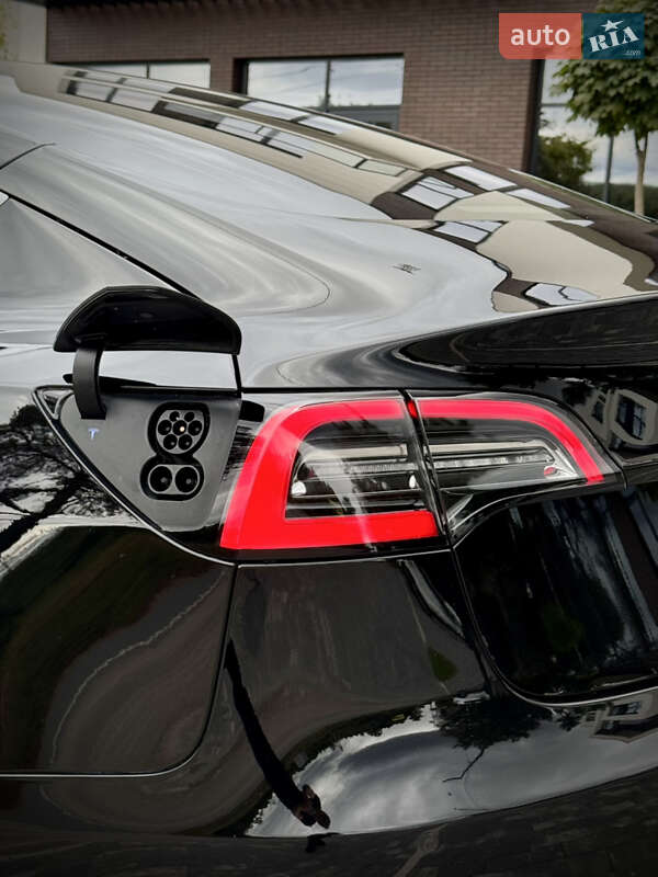 Седан Tesla Model 3 2019 в Ужгороде