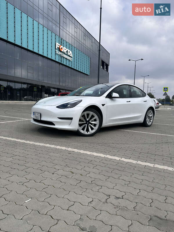 Седан Tesla Model 3 2020 в Львове