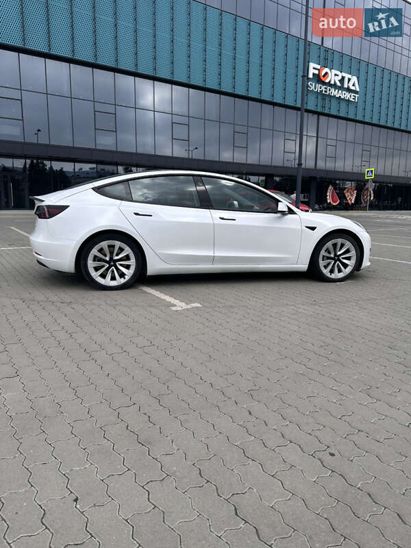 Седан Tesla Model 3 2020 в Львове