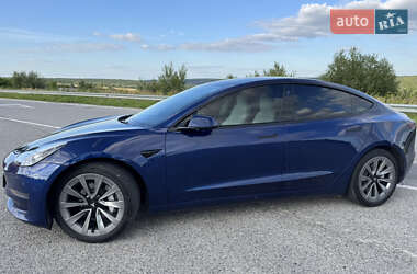 Седан Tesla Model 3 2022 в 