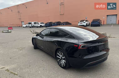 Седан Tesla Model 3 2025 в 