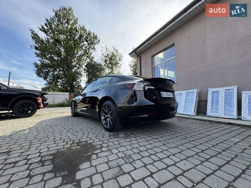 Седан Tesla Model 3 2021 в Львове