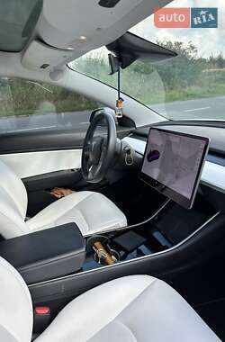 Седан Tesla Model 3 2020 в 