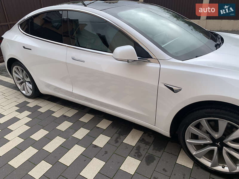 Седан Tesla Model 3 2019 в Львове
