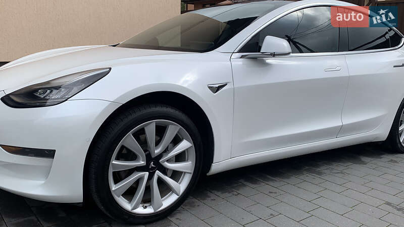 Седан Tesla Model 3 2019 в Львове