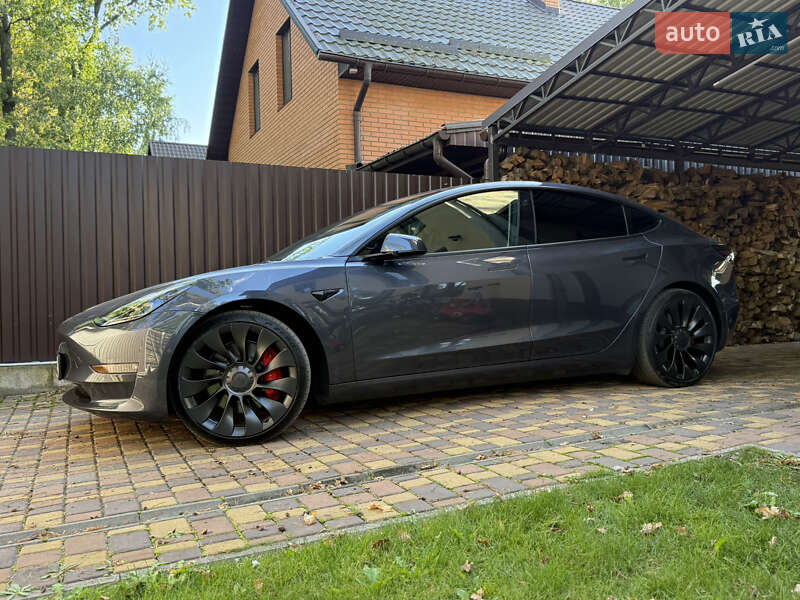 Седан Tesla Model 3 2022 в Буче