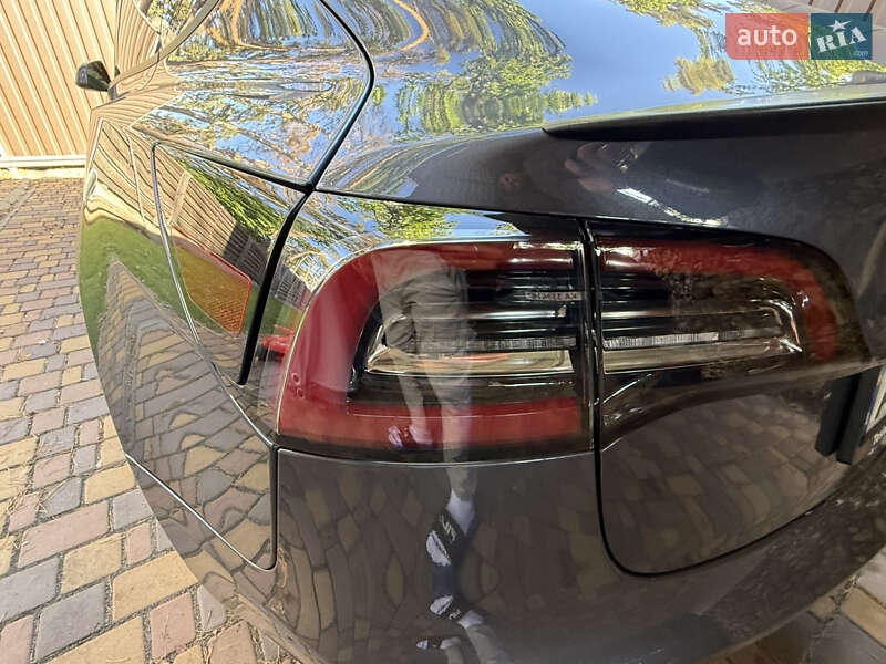 Седан Tesla Model 3 2022 в Буче