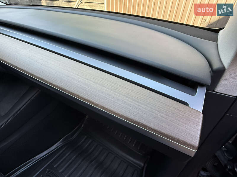 Седан Tesla Model 3 2022 в Буче