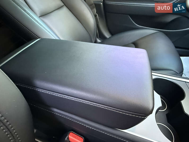 Седан Tesla Model 3 2022 в Буче