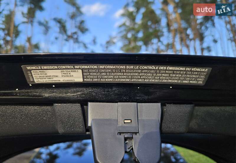 Седан Tesla Model 3 2019 в Житомире