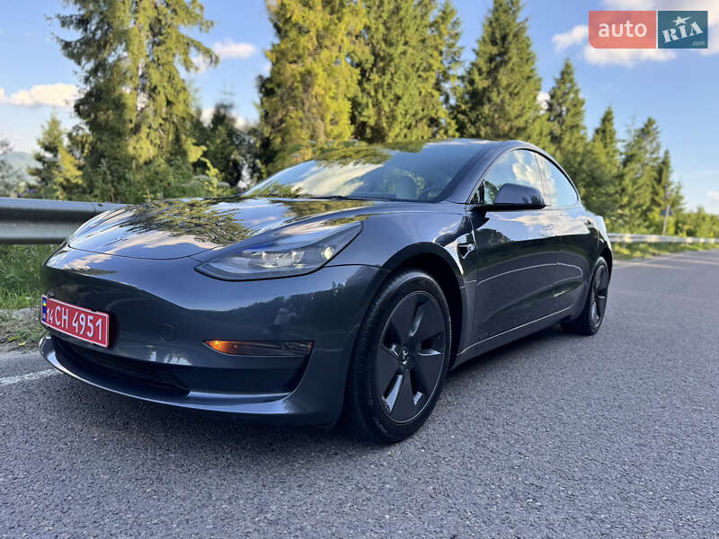 Седан Tesla Model 3 2023 в Львове