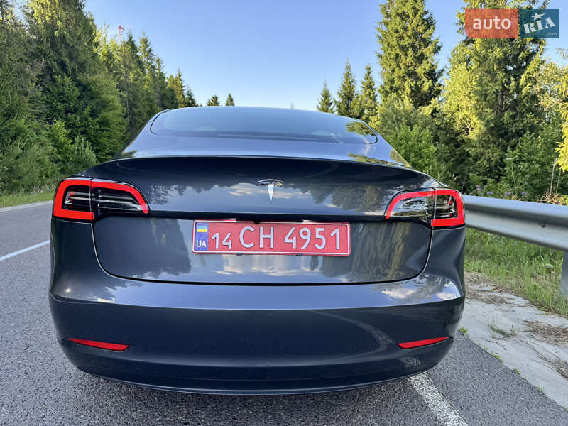Седан Tesla Model 3 2023 в Львове