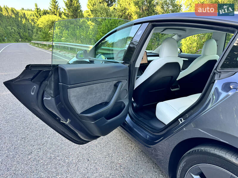Седан Tesla Model 3 2023 в Львове