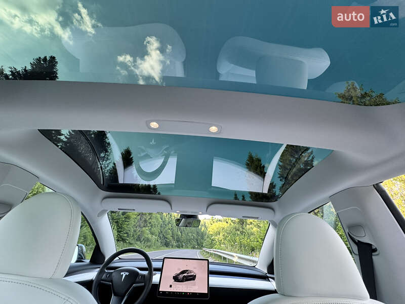 Седан Tesla Model 3 2023 в Львове