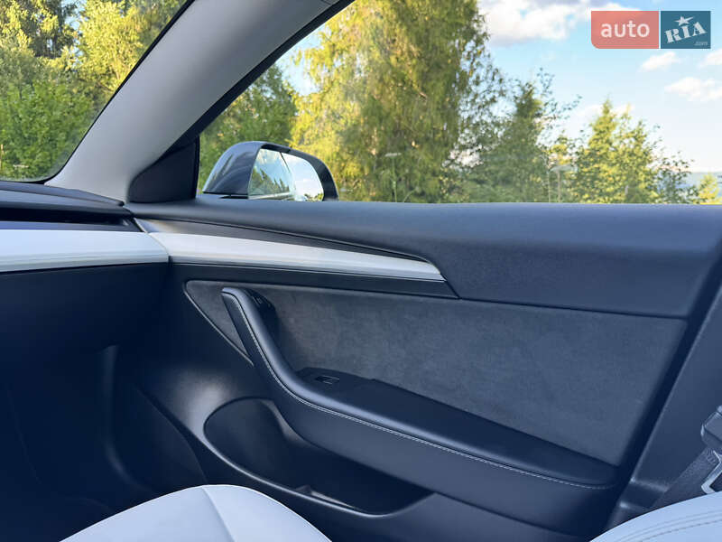 Седан Tesla Model 3 2023 в Львове