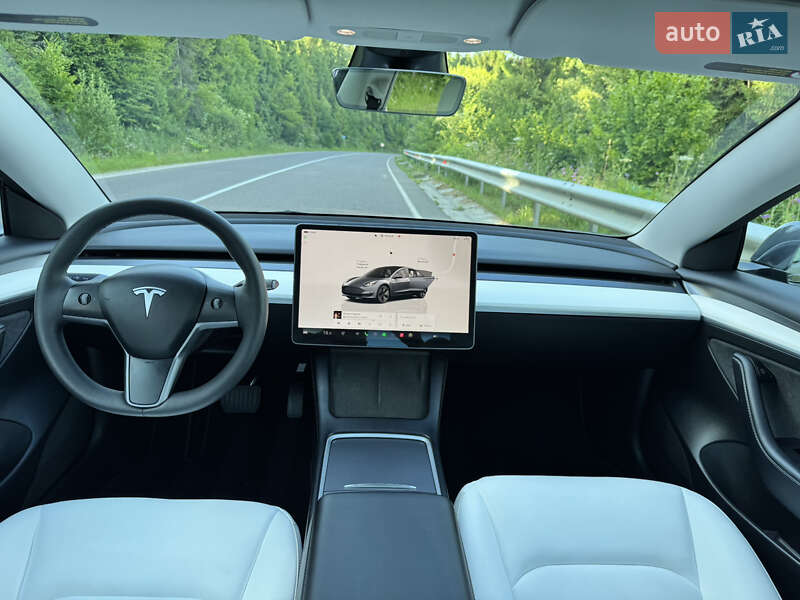 Седан Tesla Model 3 2023 в Львове