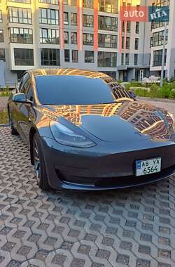 Седан Tesla Model 3 2023 в 