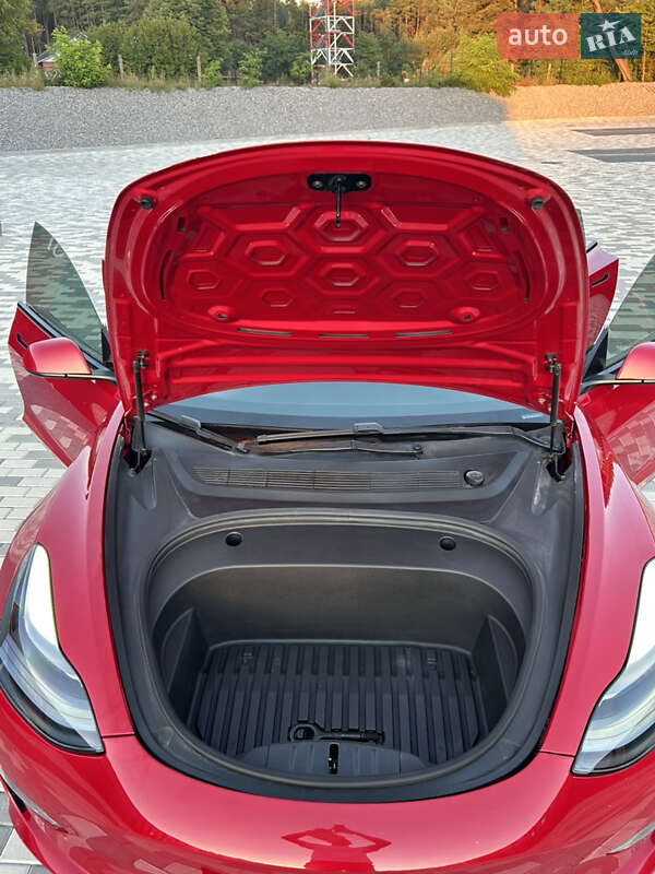 Седан Tesla Model 3 2020 в Львові