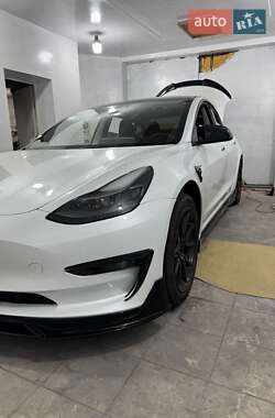 Седан Tesla Model 3 2021 в 