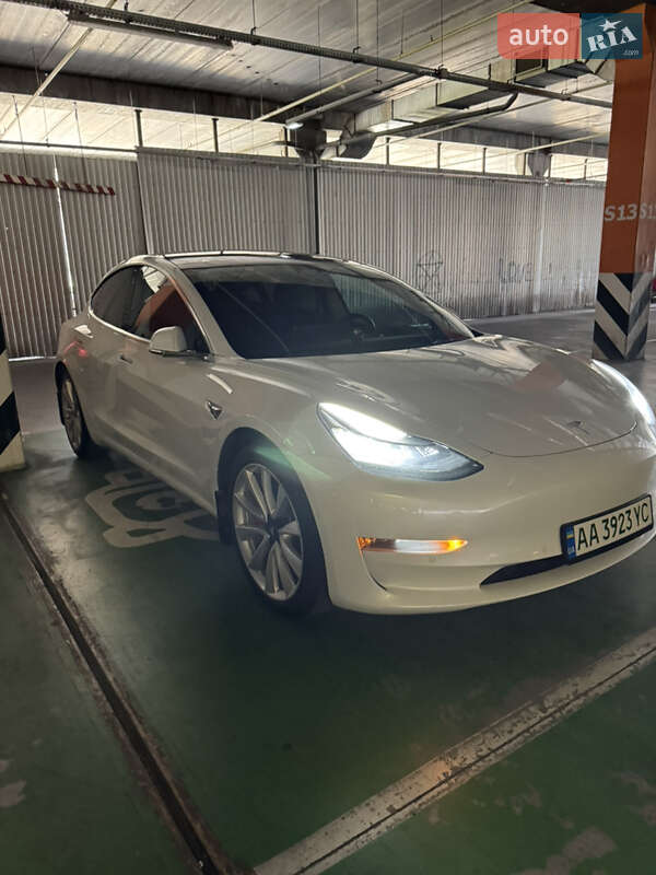 Седан Tesla Model 3 2019 в Киеве