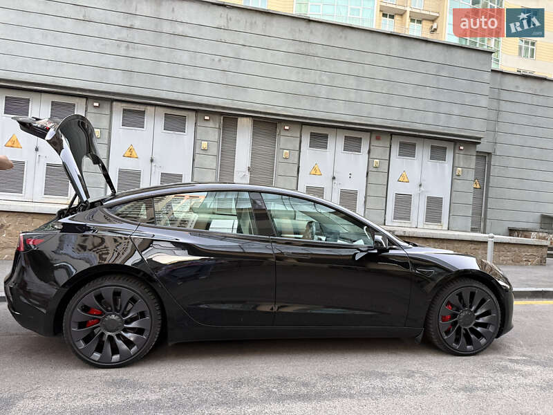 Седан Tesla Model 3 2022 в Києві