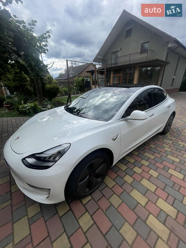 Седан Tesla Model 3 2020 в Луцке