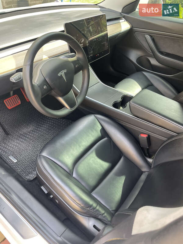 Седан Tesla Model 3 2020 в Луцке