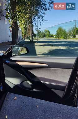 Седан Tesla Model 3 2022 в 