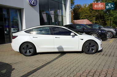 Седан Tesla Model 3 2022 в 
