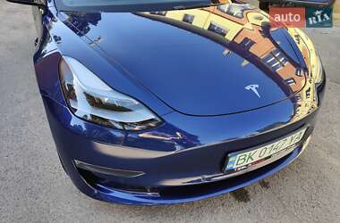 Седан Tesla Model 3 2022 в 