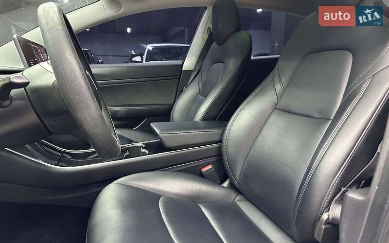 Седан Tesla Model 3 2019 в Чернівцях