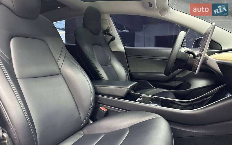 Седан Tesla Model 3 2019 в Чернівцях