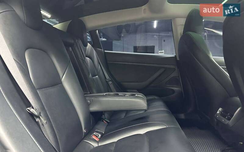 Седан Tesla Model 3 2019 в Чернівцях