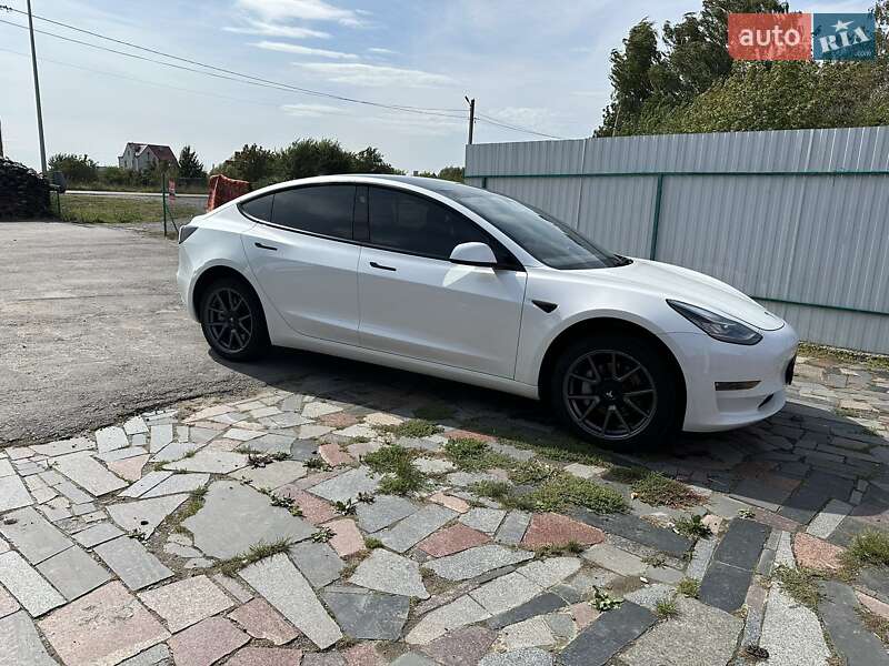 Седан Tesla Model 3 2022 в Буську