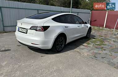 Седан Tesla Model 3 2022 в 