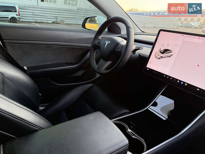 Седан Tesla Model 3 2020 в Рівному