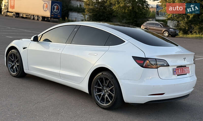 Седан Tesla Model 3 2020 в Рівному