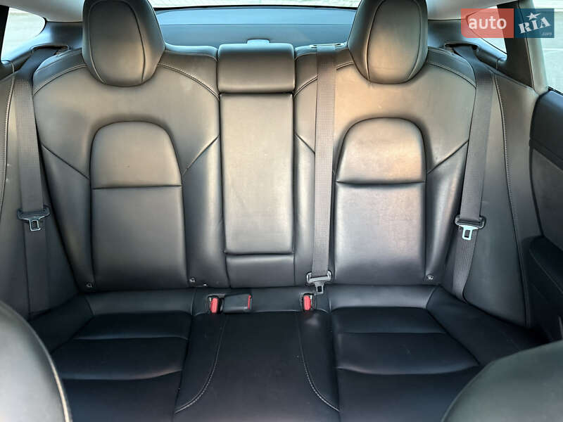 Седан Tesla Model 3 2020 в Рівному