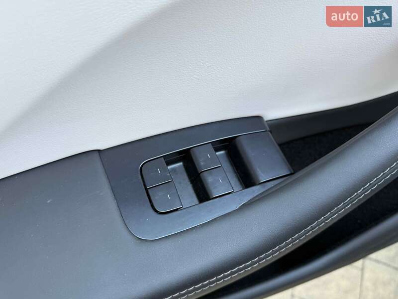 Седан Tesla Model 3 2024 в Львове