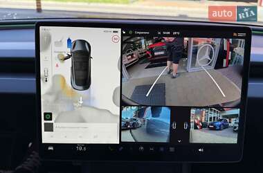 Седан Tesla Model 3 2024 в 