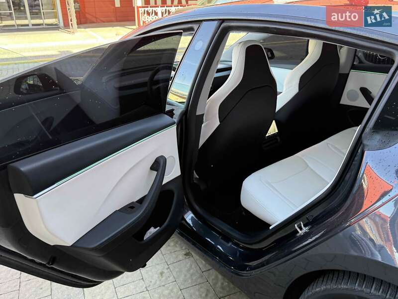 Седан Tesla Model 3 2024 в Львове